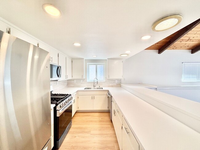 Building Photo - Silver Strand Beach | 4 Bed | 2 Bath | Bea...