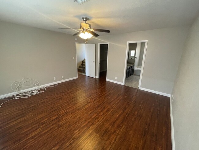 Building Photo - 3 Bed/ 2.5.Ba 2 story townhome , Gated Com...