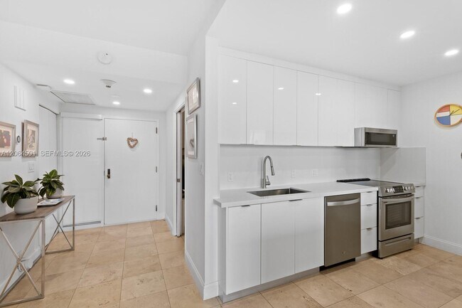 Building Photo - 161 Crandon Blvd