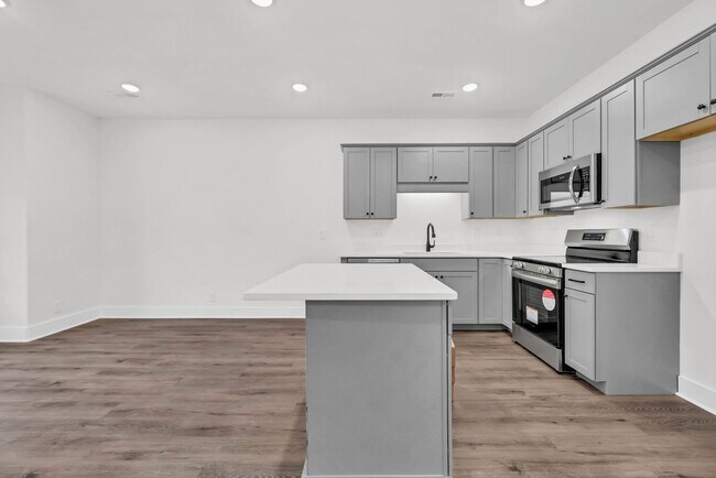 Building Photo - 3 Bedroom 2 1/2 Bath Condo For Rent Near Downtown!