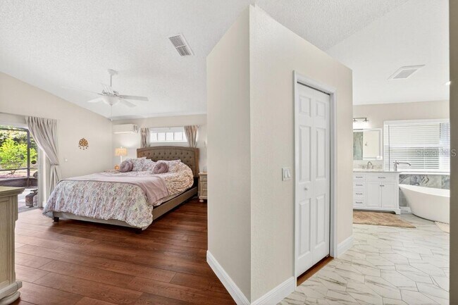 Building Photo - 5477 Glen Oak Pl