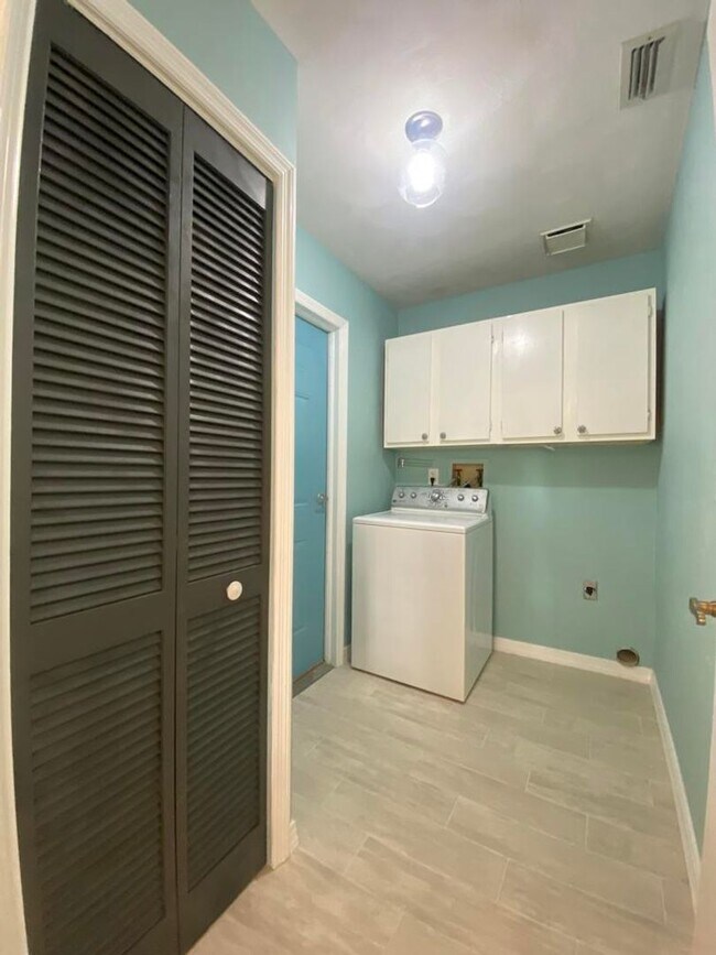 Building Photo - 3/2 Pool Home in Fairway Estates