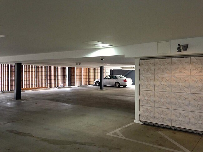 Building Photo - 2410 Waugh Dr