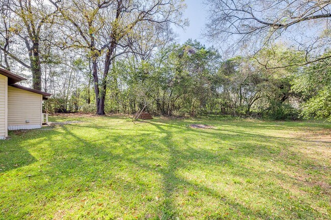 Building Photo - Spacious 3BR Home in Newington – Quiet Living with Room to Enjoy