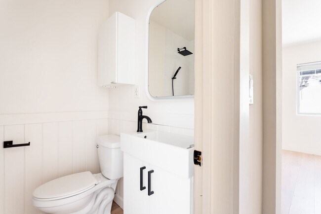 Building Photo - Sunny Venice Boardwalk Studio