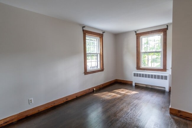 Building Photo - 291 Linden St
