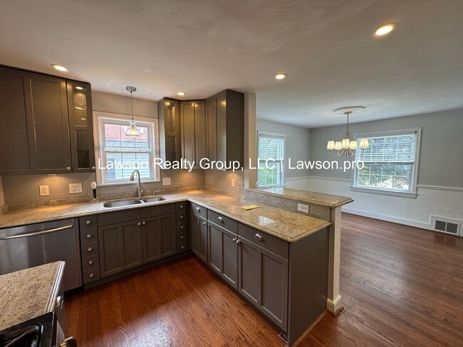 Building Photo - Charming and Updated Home in Raleigh Court with Fenced In Yard, Lawn Care Included!