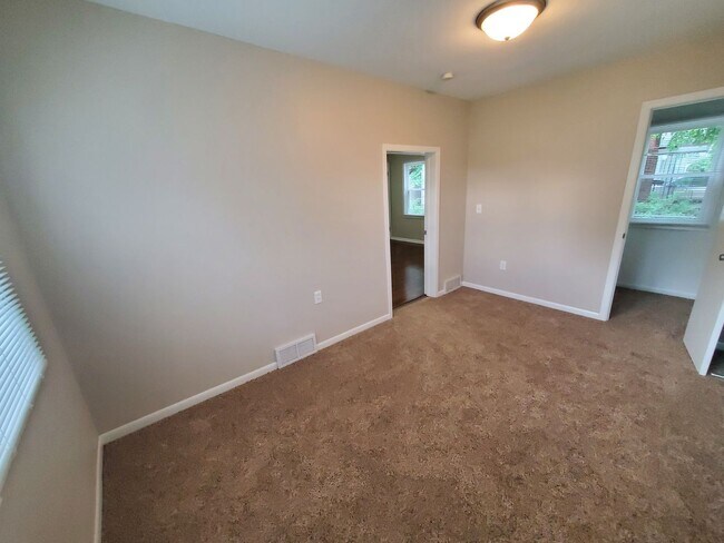 Building Photo - 2 bedroom, 1 bathroom home!