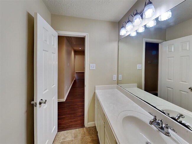 Building Photo - 2330 Colonial Springs Ln