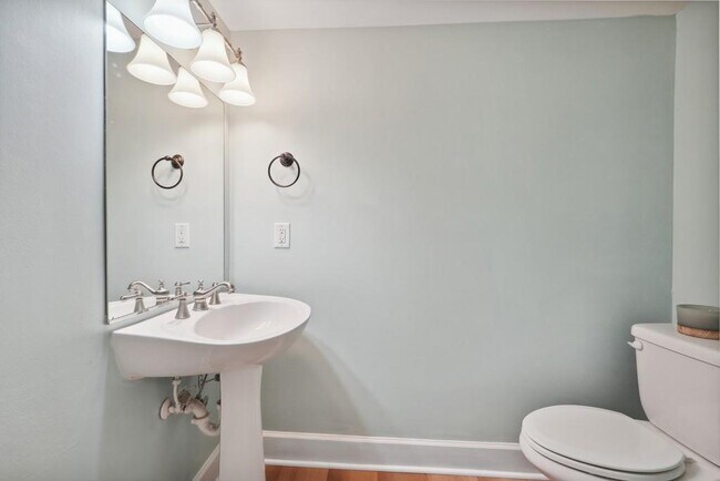 Building Photo - 104 Rondak Cir SE