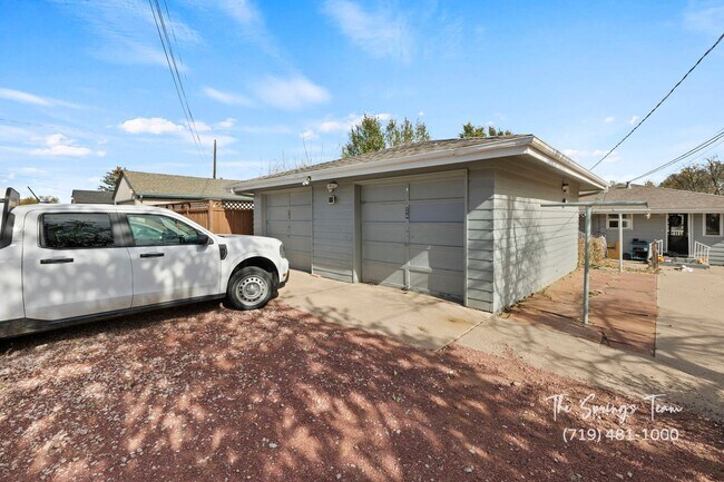 Building Photo - CHARMING WESTSIDE 2BD HOME with A/C