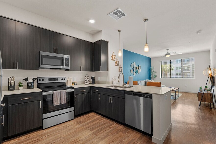 Building Photo - 711 W Broadway Rd