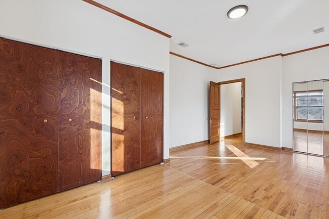 Building Photo - 5202 N Lakewood Ave