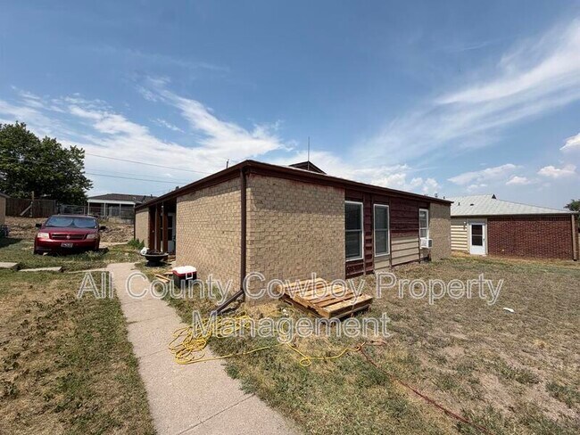 Building Photo - 140 S Cribbon Ave