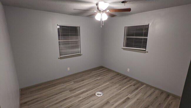 Building Photo - 402 Hickory St