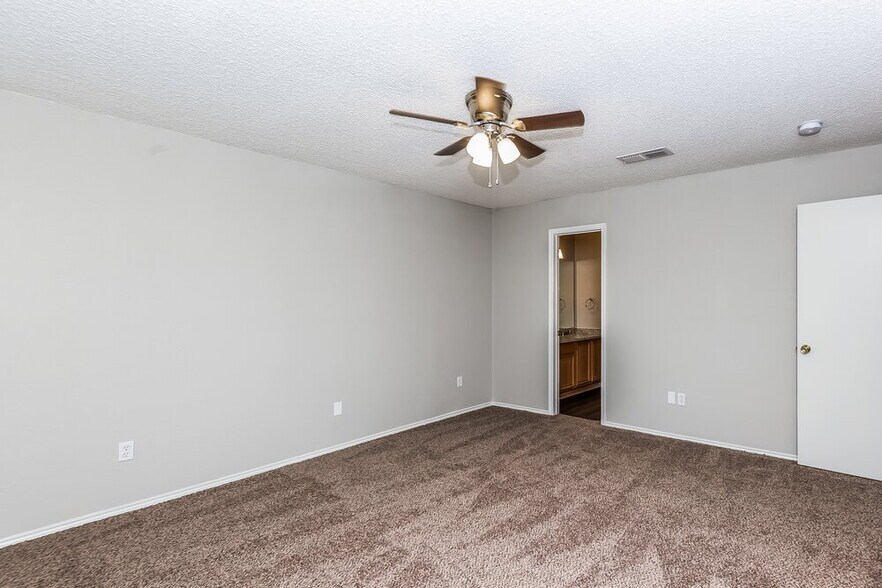 Building Photo - 10501 Shadywood Dr