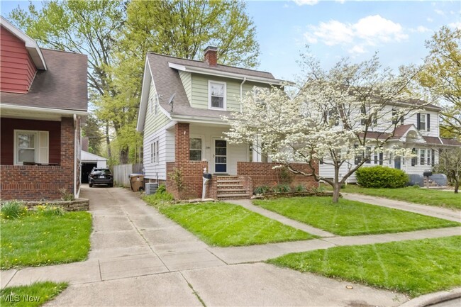 Primary Photo - 2580 Whitelaw St