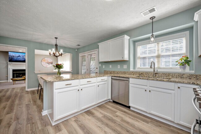 Building Photo - 4016 Kenesaw Dr