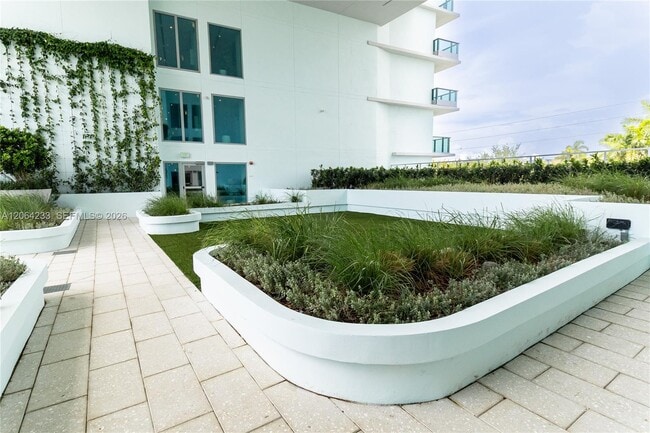 Building Photo - 9221 E Bay Harbor Dr