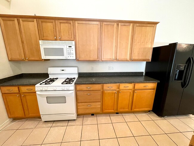 Building Photo - Great 3 Bedroom Duplex near the Kingman Hospital!