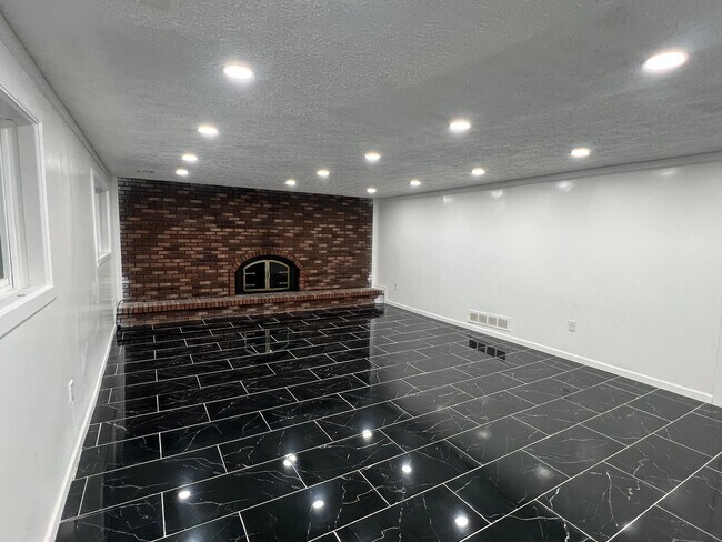 Building Photo - 43309 Westview Dr