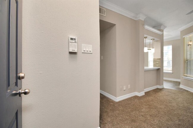 Building Photo - 3225 Woodland Park Dr
