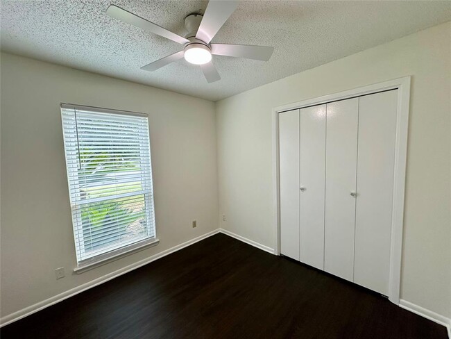 Building Photo - 208 E Lisa Dr