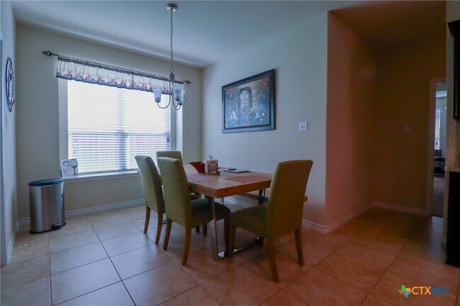 Building Photo - 802 Valentino Dr