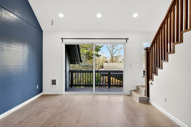 Building Photo - Updated 1BD/1BA Condo in Portland’s West Hills w/ Carport & Private Balcony