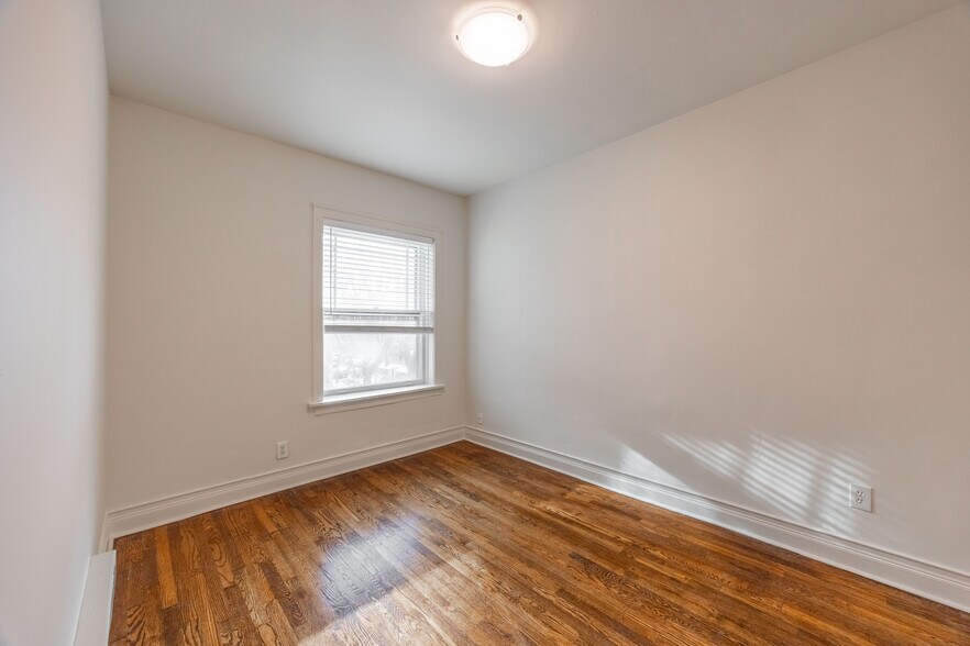 Building Photo - 1432 W Jonquil Ter