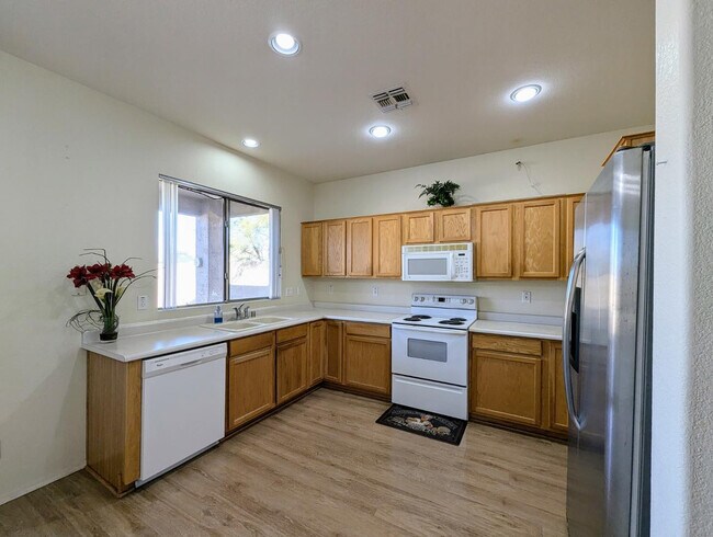 Building Photo - 5770 W Golden Ln