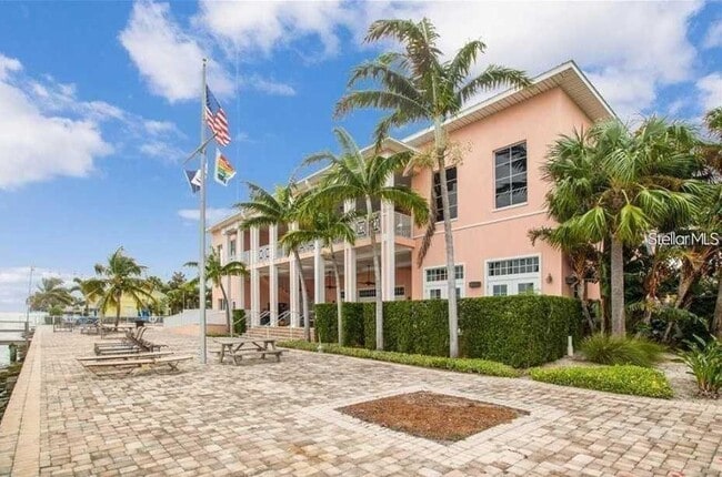 Building Photo - 121 Sea Horse Dr SE