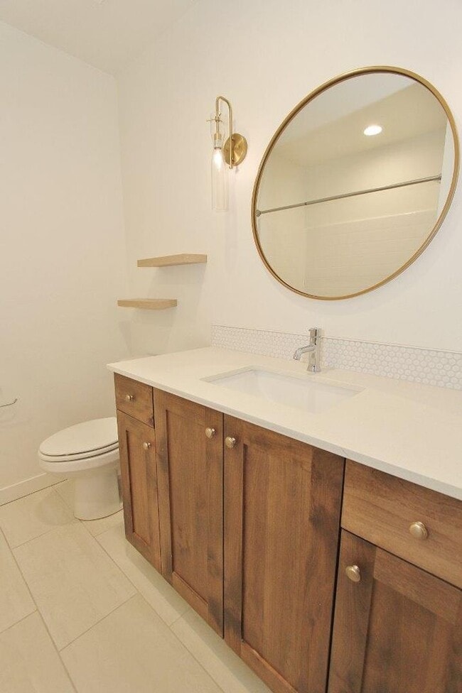 Building Photo - Immaculate Townhouse w/2-Car Garage
