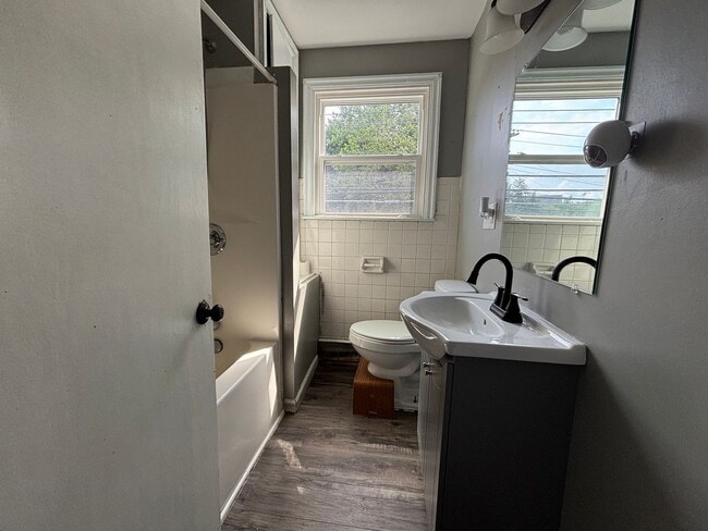Building Photo - 3 Bed | 1 Bath | Private Patio | Unbeatable Value