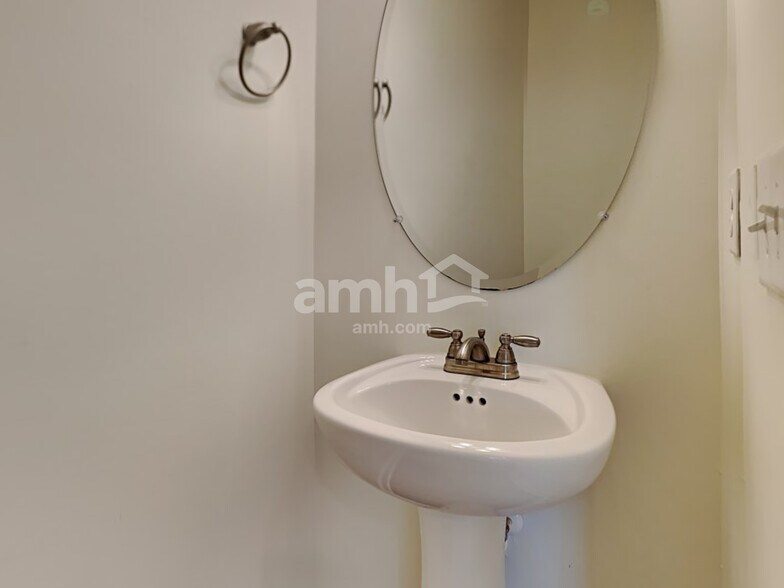 Building Photo - 532 Lateleaf Dr