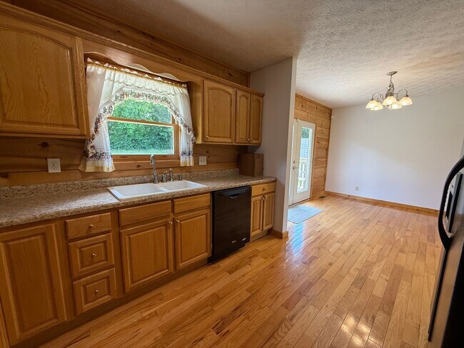 Building Photo - 1404 Maple Ln