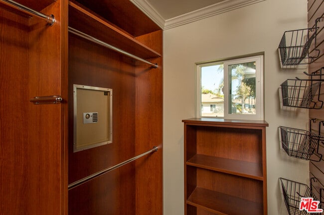 Building Photo - 5400 W 82nd St