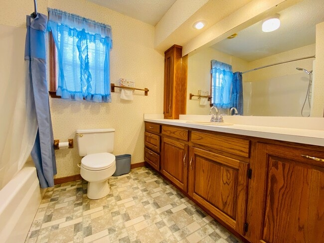 Building Photo - 4663 Rosewood Dr
