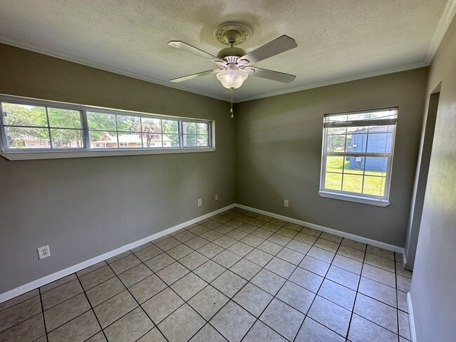 Building Photo - 2 bedroom 1 bath house for rent in Pensaco...