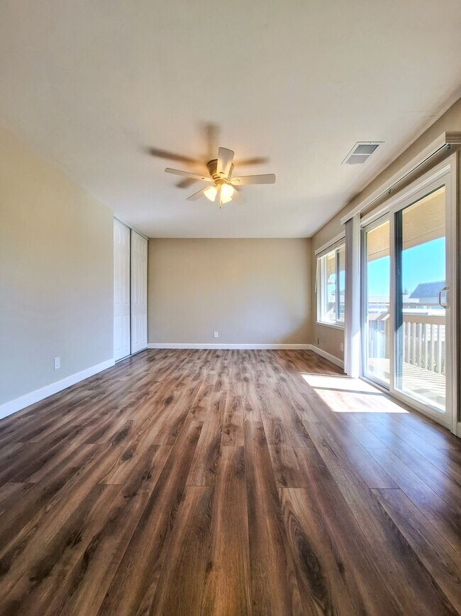 Building Photo - Beautiful & Spacious 3bd Townhouse w/Detached Garage