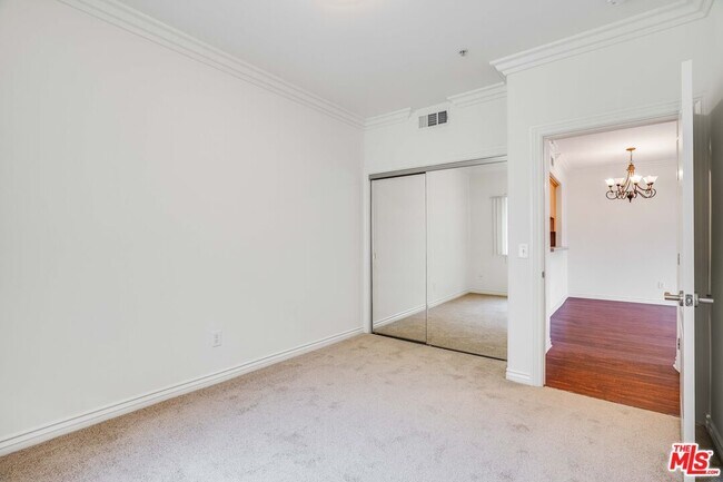 Building Photo - 3328 Oakhurst Ave