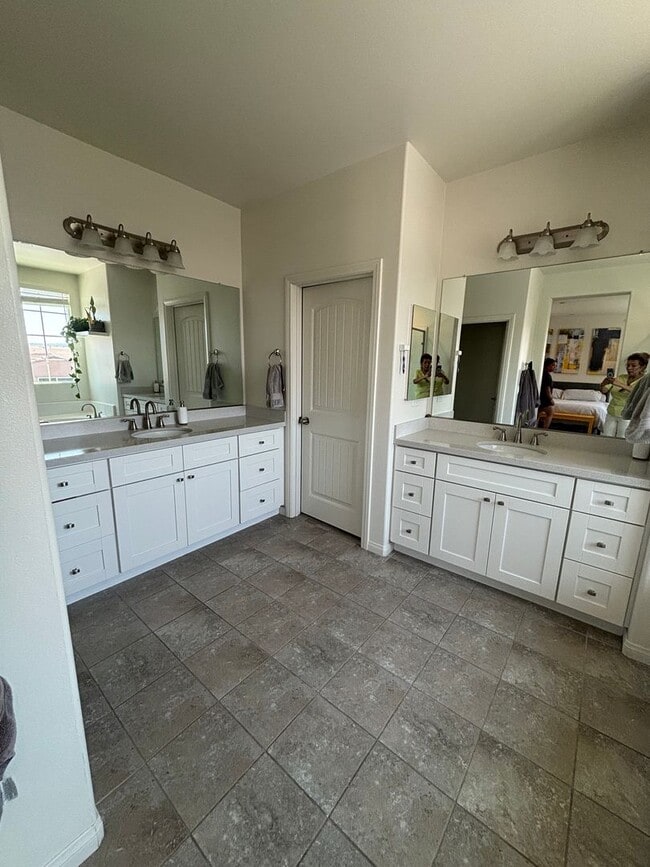 Building Photo - Beautiful 4- Bedroom Home
