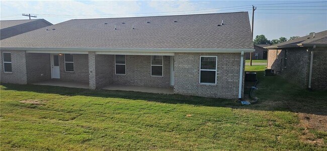 Building Photo - 622 NW 69th Ave