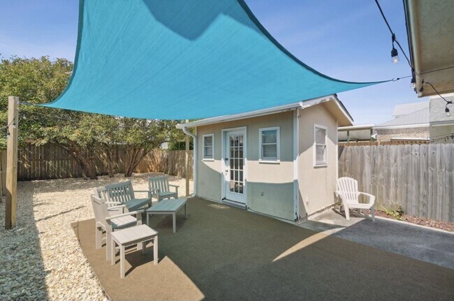 Building Photo - 5807 Sunset Ave