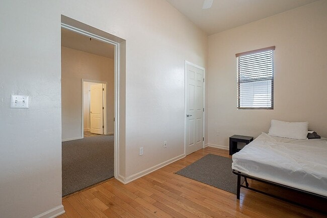 Building Photo - 928 E 6th St