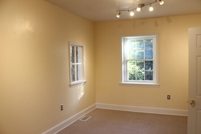 Bedroom - 2948 Albemarle St NW