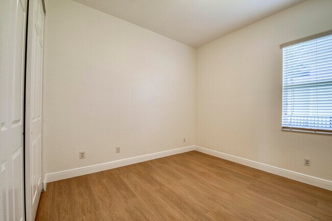 Building Photo - 172 Manor Cir