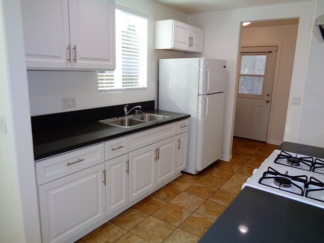Building Photo - 2 Bedroom 1 Bath Remodeled House for Rent ...