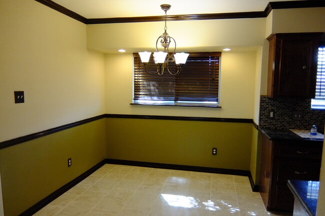 Building Photo - 10526 Sundown Dr