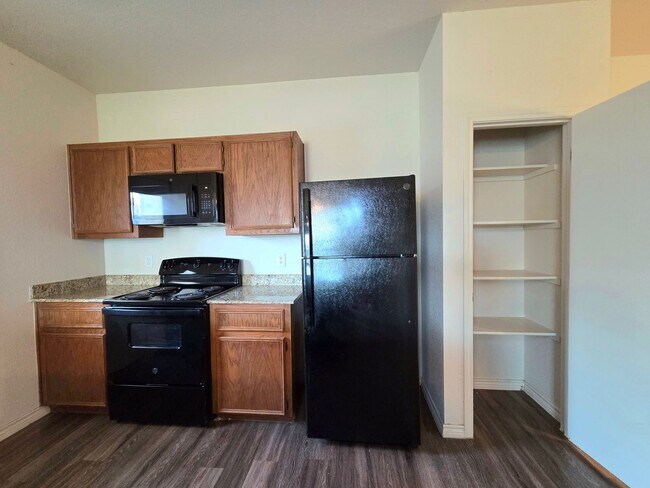 Building Photo - AVAILABLE NOW (SECTION 8 ACCEPTED)